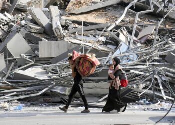 Residentes del norte de Gaza evacuan la ciudad tras el mandato de Israel. (Foto: EFE/EPA/HAITHAM IMAD)