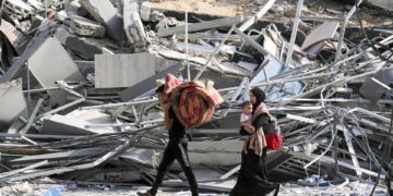 Residentes del norte de Gaza evacuan la ciudad tras el mandato de Israel. (Foto: EFE/EPA/HAITHAM IMAD)