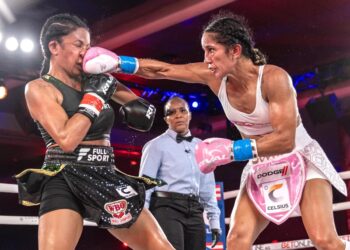 Amanda Serrano golpea a Danila Ramos en su pelea en el Caribe Royale Resort de Orlando. (Foto: EFE/CRISTÓBAL HERRERA-ULASHKEVICH)