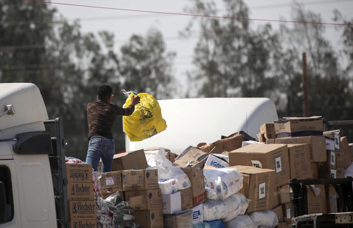 Los primeros camiones con ayuda humanitaria entraron el sábado a la Franja de Gaza. (Foto: EFE/EPA/HAITHAM IMAD)