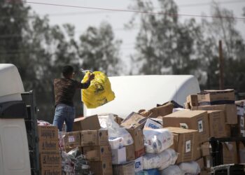 Los primeros camiones con ayuda humanitaria entraron el sábado a la Franja de Gaza. (Foto: EFE/EPA/HAITHAM IMAD)