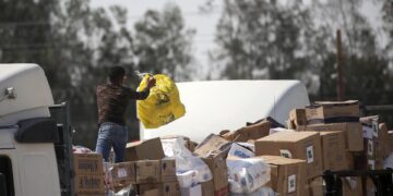 Los primeros camiones con ayuda humanitaria entraron el sábado a la Franja de Gaza. (Foto: EFE/EPA/HAITHAM IMAD)