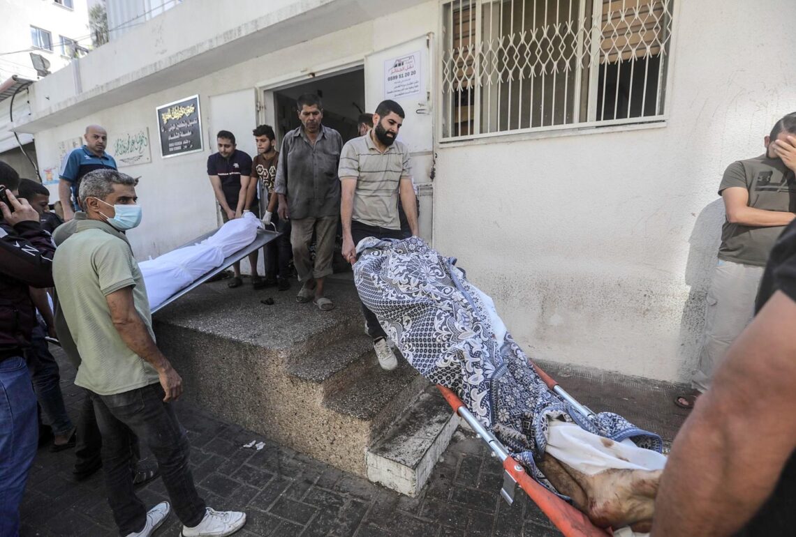 Palestinos remueven cadáveres del hospital Al-Shifa, donde los bombardeos israelíes causaron más de 500 muertos el martes. (Foto: EFE/EPA/MOHAMMED SABER EPA-EFE/HAITHAM IMAD)