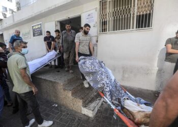 Palestinos remueven cadáveres del hospital Al-Shifa, donde los bombardeos israelíes causaron más de 500 muertos el martes. (Foto: EFE/EPA/MOHAMMED SABER EPA-EFE/HAITHAM IMAD)