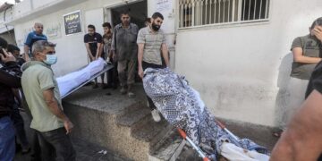 Palestinos remueven cadáveres del hospital Al-Shifa, donde los bombardeos israelíes causaron más de 500 muertos el martes. (Foto: EFE/EPA/MOHAMMED SABER EPA-EFE/HAITHAM IMAD)