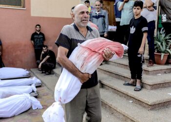 Familiares de palestinos asesinados lloran junto a sus cuerpos en el Hospital Nasser de Khan Yunis, al sur de la Franja de Gaza. (Foto: EFE/HAITHAM IMAD)