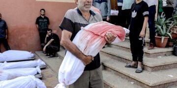 Familiares de palestinos asesinados lloran junto a sus cuerpos en el Hospital Nasser de Khan Yunis, al sur de la Franja de Gaza. (Foto: EFE/HAITHAM IMAD)