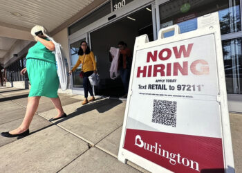 Un cartel de oferta laboral es exhibido afuera de una tienda minorista en Vernon Hills, Illinois. (Foto: Nam Y. Huh / AP)