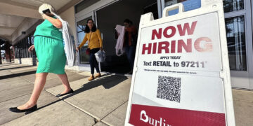 Un cartel de oferta laboral es exhibido afuera de una tienda minorista en Vernon Hills, Illinois. (Foto: Nam Y. Huh / AP)