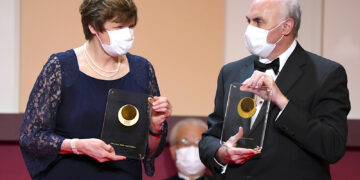 Katalin Karikó, bioquímica húngaroestadounidense, a la izquierda, y Drew Weissman, médico y científico estadounidense. (Foto: Eugene Hoshiko, pool archivo)
