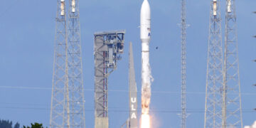 Un cohete Atlas 5 de Amazon despega del Complejo de Lanzamiento Espacial 41 en Cabo Cañaveral, Florida.(Foto: Terry Renna / AP)