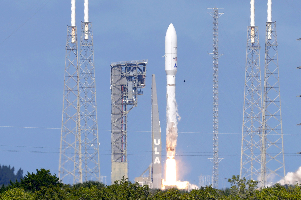 Un cohete Atlas 5 de Amazon despega del Complejo de Lanzamiento Espacial 41 en Cabo Cañaveral, Florida.(Foto: Terry Renna / AP)