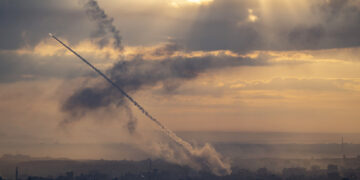 Proyectiles disparados hacia Israel desde la Franja de Gaza. (Foto: Fatima Shbair / AP)