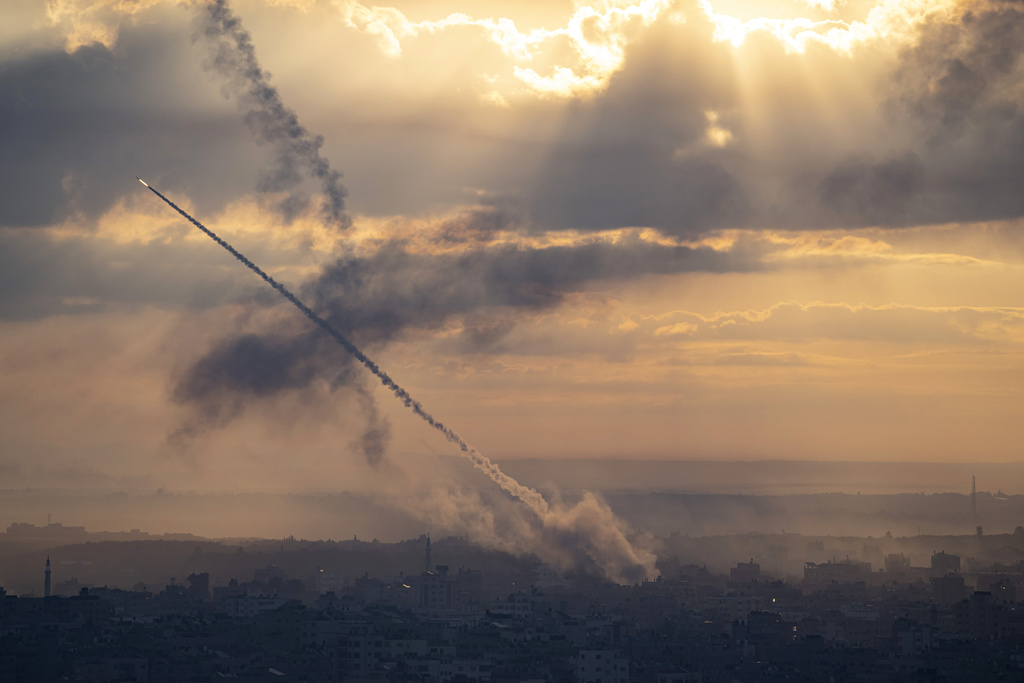 Proyectiles disparados hacia Israel desde la Franja de Gaza. (Foto: Fatima Shbair / AP)