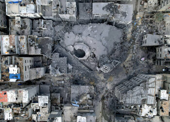 Los escombros de una mezquita, destruida en un ataque aéreo israelí, vistos desde el aire en el campo de refugiados de Shati, en la Ciudad de Gaza, el 9 de octubre de 2023. (Foto: Hatem Moussa / AP)