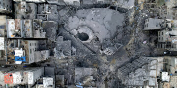 Los escombros de una mezquita, destruida en un ataque aéreo israelí, vistos desde el aire en el campo de refugiados de Shati, en la Ciudad de Gaza, el 9 de octubre de 2023. (Foto: Hatem Moussa / AP)