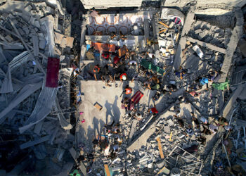 Palestinos inspeccionan los escombros de edificios alcanzados por un ataque aéreo israelí en el campo de refugiados Al Shati, el 12 de octubre de 2023. (Foto: Hatem Moussa / AP)