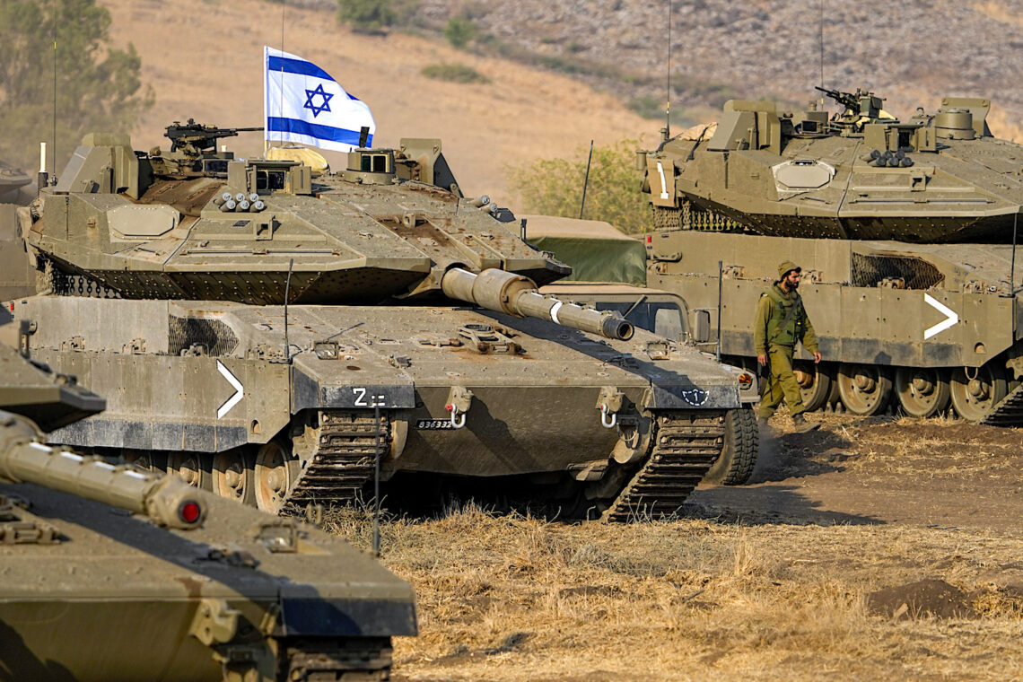 Tanques israelíes, estacionados cerca de la frontera con Líbano. (Foto: Ariel Schalit / AP)