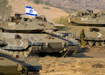 Tanques israelíes, estacionados cerca de la frontera con Líbano. (Foto: Ariel Schalit / AP)