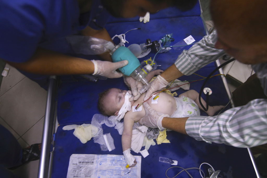 Un bebé palestino herido por bombardeos de Israel es atendido en el hospital de Al-Najar, en Rafah, Franja de Gaza. (Foto: Hatem Ali / AP)