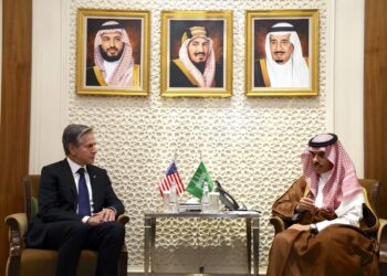 Antony Blinken reunido con el ministro saudí de Exteriores, el príncipe Faisal bin Farhan. (Foto: Jacquelyn Martin / AP)