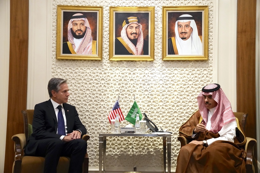Antony Blinken reunido con el ministro saudí de Exteriores, el príncipe Faisal bin Farhan. (Foto: Jacquelyn Martin / AP)