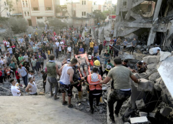 Palestinos evacúan a un sobreviviente de una casa destruida por un ataque aéreo israelí en la población de Khan Younis, en el sur de la Franja de Gaza. (Foto: Mohammed Dahman / AP)