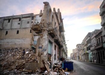 Edificios derrumbados en la calle San Lázaro de La Habana, Cuba. (Foto: Ramón Espinosa / AP)