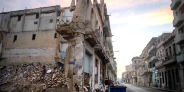Edificios derrumbados en la calle San Lázaro de La Habana, Cuba. (Foto: Ramón Espinosa / AP)