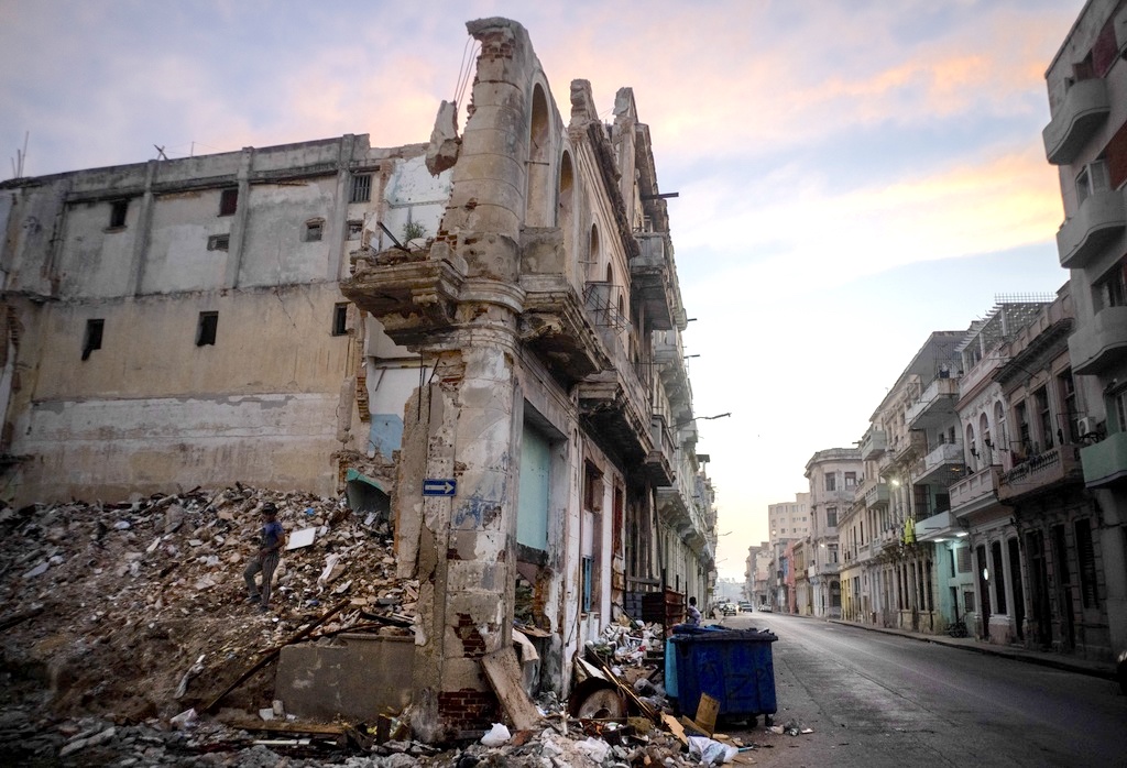 Edificios derrumbados en la calle San Lázaro de La Habana, Cuba. (Foto: Ramón Espinosa / AP)
