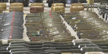 Granadas autopropulsadas, se cree que modelos F-7 de fabricación norcoreana, muchas de ellas con una característica línea roja, se ven en una base militar israelí el 15 de octubre de 2023. (Foto: Alon Bernstein / AP)