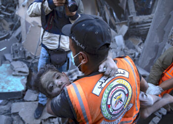 Palestinos evacúan a heridos de un edificio destruido en un bombardeo israelí en Khan Younis, Gaza, el 19 de octubre de 2023. (Foto: Fatima Shbair / AP)