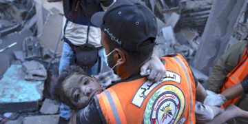 Palestinos evacúan a heridos de un edificio destruido en un bombardeo israelí en Khan Younis, Gaza, el 19 de octubre de 2023. (Foto: Fatima Shbair / AP)