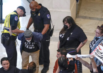 Policías del Capitolio arrestan a manifestantes en el Cannon House Office Building del Capitolio estadounidense en Washington, el 18 de octubre de 2023.  (Foto: Mariam Zuhaib / AP)