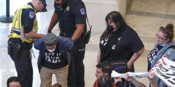 Policías del Capitolio arrestan a manifestantes en el Cannon House Office Building del Capitolio estadounidense en Washington, el 18 de octubre de 2023.  (Foto: Mariam Zuhaib / AP)