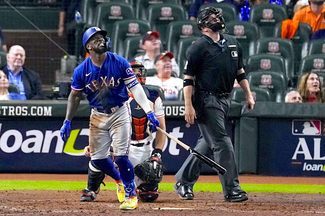 Adolis García batea un cuadrangular durante la octava entrada del Juego 7 de la Serie de Campeonato de la Liga Americana en contra de los Astros de Houston. (Foto: Tony Gutierrez / AP)