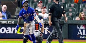 Adolis García batea un cuadrangular durante la octava entrada del Juego 7 de la Serie de Campeonato de la Liga Americana en contra de los Astros de Houston. (Foto: Tony Gutierrez / AP)
