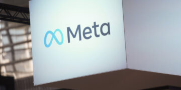 El logo de Meta en una feria comercial en París, el 14 de junio de 2023.   (Foto AP /Thibault Camus)