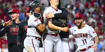 Paul Sewald, relevista de los Diamondbacks de Arizona, festeja la victoria ante los Phillies de Filadelfia en el séptimo juego de la Serie de Campeonato de la Liga Nacional. (Foto: Matt Slocum / AP)