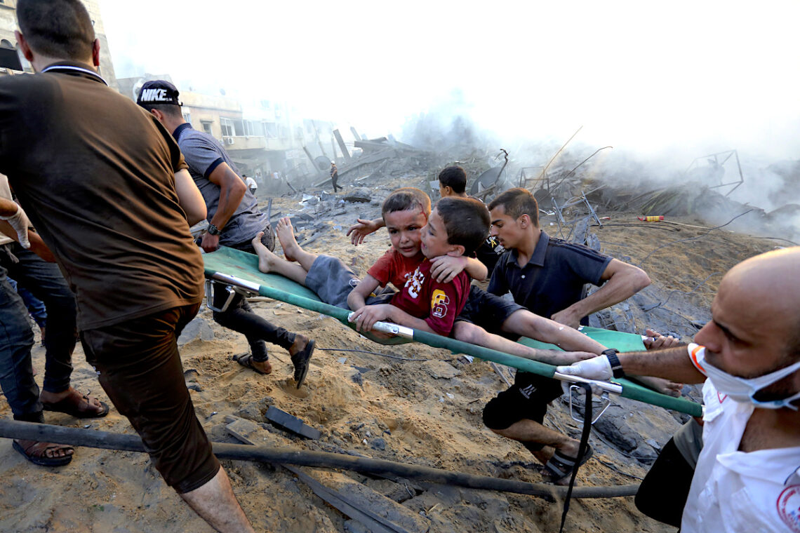 Palestinos desalojan a dos niños heridos de la destrucción tras ataques aéreos israelíes en Ciudad de Gaza, el miércoles 25 de octubre de 2023. (Foto: Abed Khaled / AP)