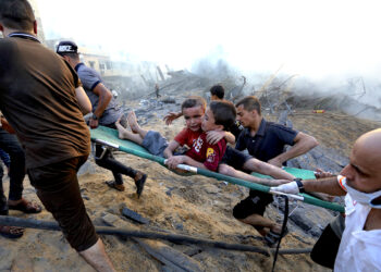 Palestinos desalojan a dos niños heridos de la destrucción tras ataques aéreos israelíes en Ciudad de Gaza, el miércoles 25 de octubre de 2023. (Foto: Abed Khaled / AP)