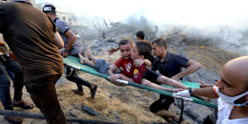 Palestinos desalojan a dos niños heridos de la destrucción tras ataques aéreos israelíes en Ciudad de Gaza, el miércoles 25 de octubre de 2023. (Foto: Abed Khaled / AP)