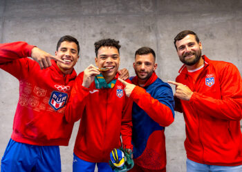 El equipo de gimnasia masculina y el golden boy Alexander Rodríguez celebran con su compañero Nelson Guilbe la medalla de bronce en caballos con arzones. (Foto: COPUR)