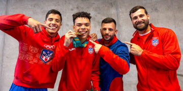 El equipo de gimnasia masculina y el golden boy Alexander Rodríguez celebran con su compañero Nelson Guilbe la medalla de bronce en caballos con arzones. (Foto: COPUR)