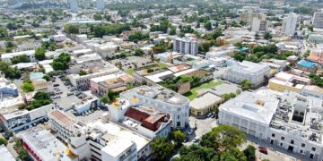 “Hicimos un compendio de más de 200 propiedades que sufrieron daños por terremotos que hoy en día están abandonadas y estamos presentando un incentivo para estos dueños”, agregó el director de Desarrollo Económico del ayuntamiento, Jean Paul González Santini. (Foto: Enzo Delgado / archivo)