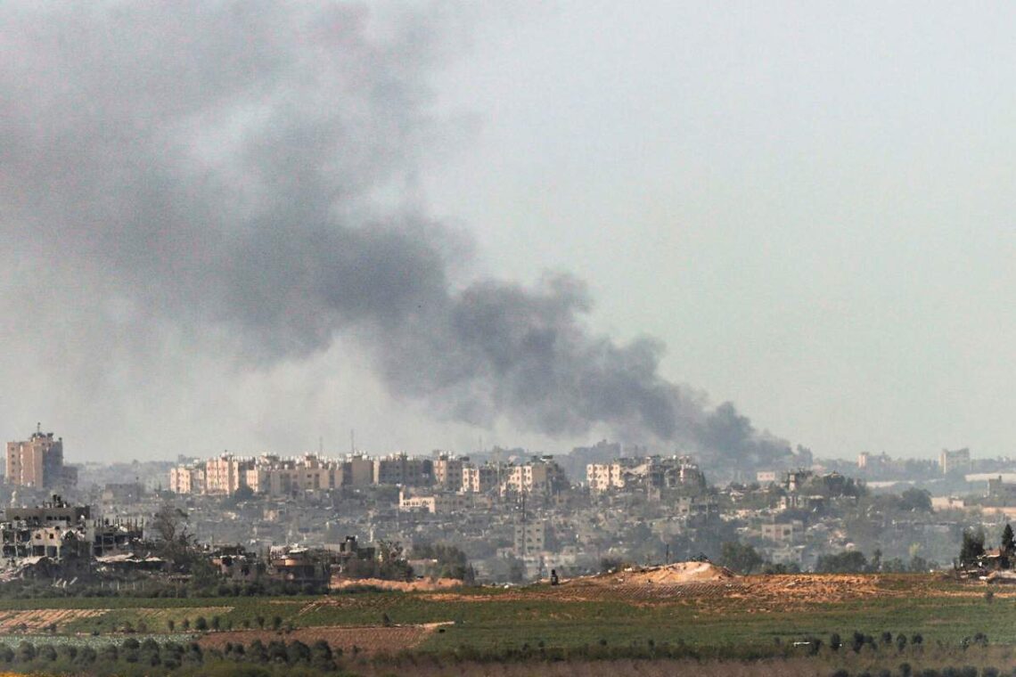 Zona norte de Gaza, la mas castigada por los bombardeos del ejercito israelí, vista desde la localidad de Sderot este martes. (Foto: EFE/Manuel Bruque)