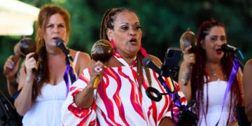 Las cantaoras, Rashell Burns (i), Maria de Lourdes Caro (c) y Jessica Sanchez (d), participan durante el Tercer Encuentro de Cantaoras de Bomba. (Foto: EFE/Thais Llorca)