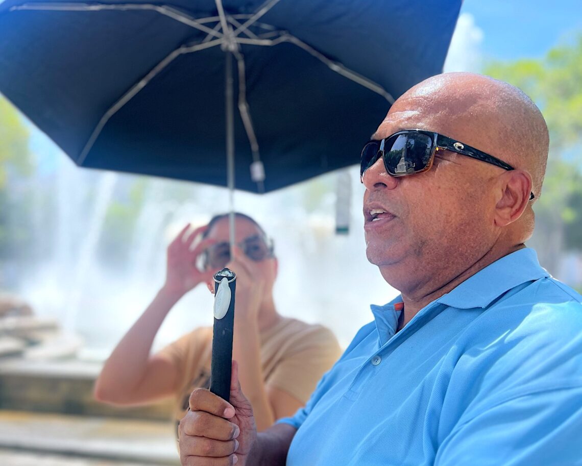 Este sábado, 21 de octubre, Elvin Álvarez Altruz aspira lograr un hito cultural, al convertirse en el primer guía turístico ciego que ofrece una excursión sobre la historia de Ponce, desde la Plaza Las Delicias. (Foto suministada)