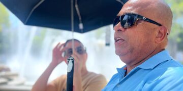 Este sábado, 21 de octubre, Elvin Álvarez Altruz aspira lograr un hito cultural, al convertirse en el primer guía turístico ciego que ofrece una excursión sobre la historia de Ponce, desde la Plaza Las Delicias. (Foto suministada)