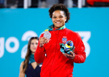 María Pérez sonrie con su medalla de plata en los Juegos Panamericanos Santiago 2023. (Foto: COPUR)